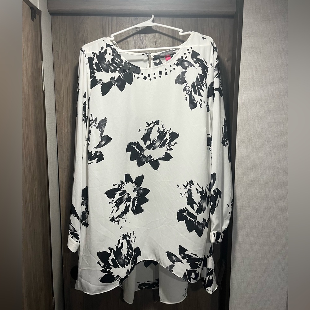 Vince Camuto Loose tunic blouse black floral